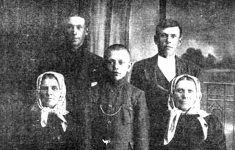 Agota Zigmantaitė (pirmoji iš dešinės). Nuotrauka iš B. Kaluškevičiaus archyvo