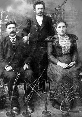 Augustas Baranauskas (viduryje). Nuotrauka iš B. Kaluškevičiaus archyvo